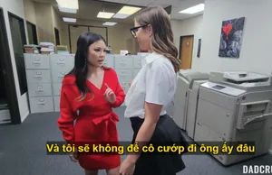 Bố dượng vụng trộm móc bướm con gái khi đang cùng nhau tổ chức bữa tiệc