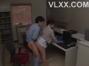 Quan hệ tình dục với bạn trai trong khi đang nói chuyện điện thoại với khách hàng