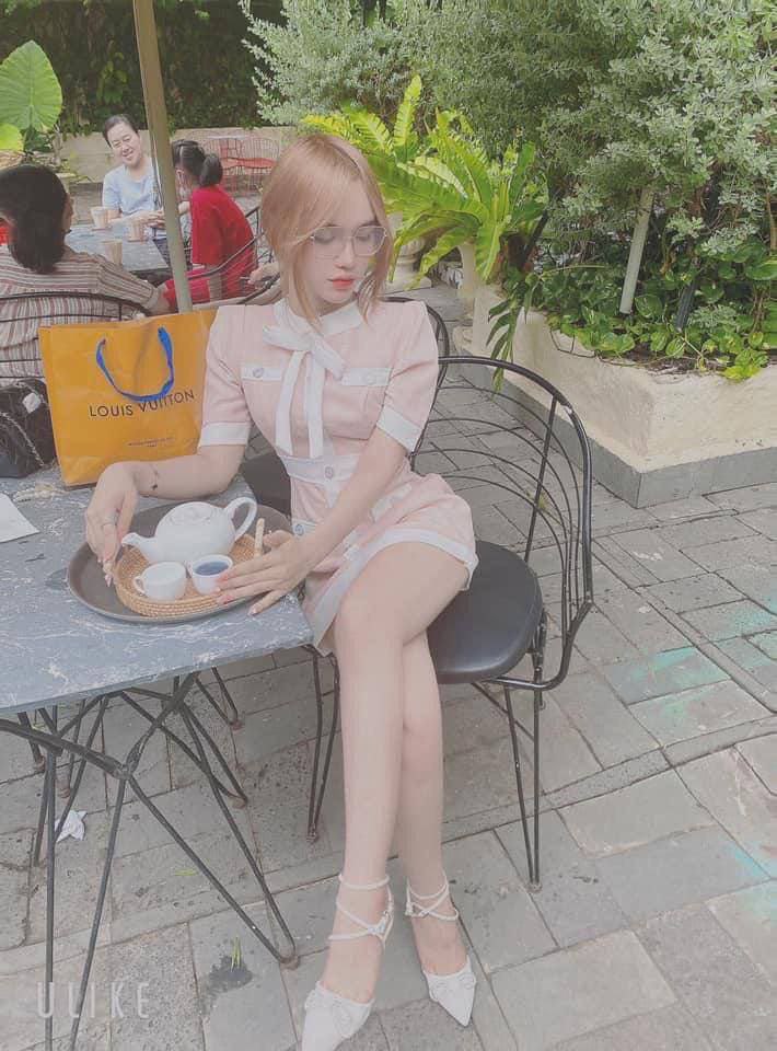 Người phụ nữ trẻ ngực to