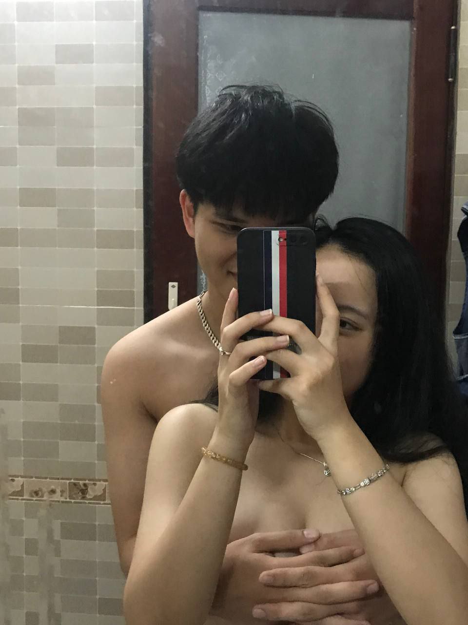 Yaoyao, một người mẫu trẻ đến từ Bắc Kinh, cùng những người bạn gái đáng yêu của cô đang biểu diễn một chương trình thân thiện. Hãy xem cảm giác xuất tinh cực khoái như thế nào và tận hưởng cảm giác xuất tinh theo phong cách vườn nhé!