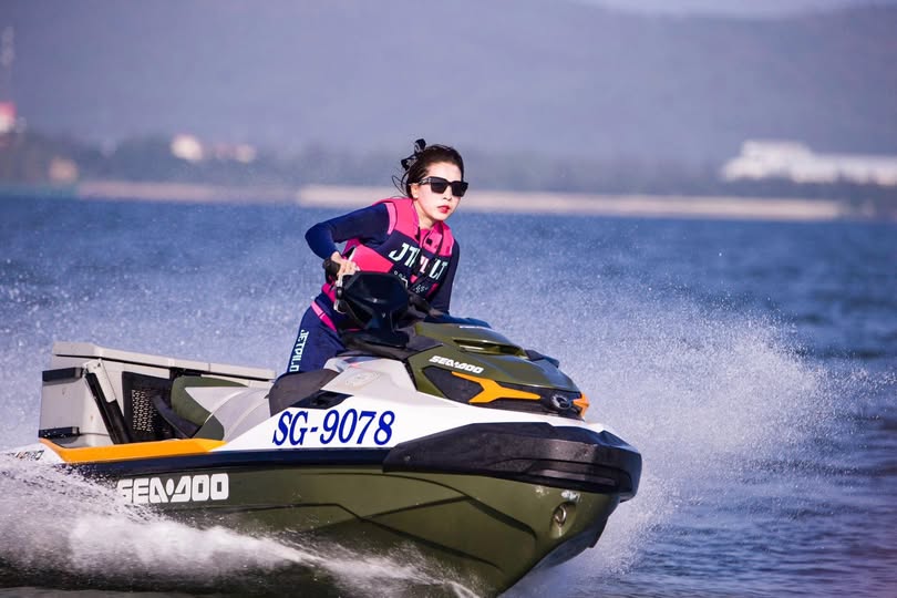 Bí mật hẹn hò với cô gái xinh đẹp phang giỏi hơn cả người yêu