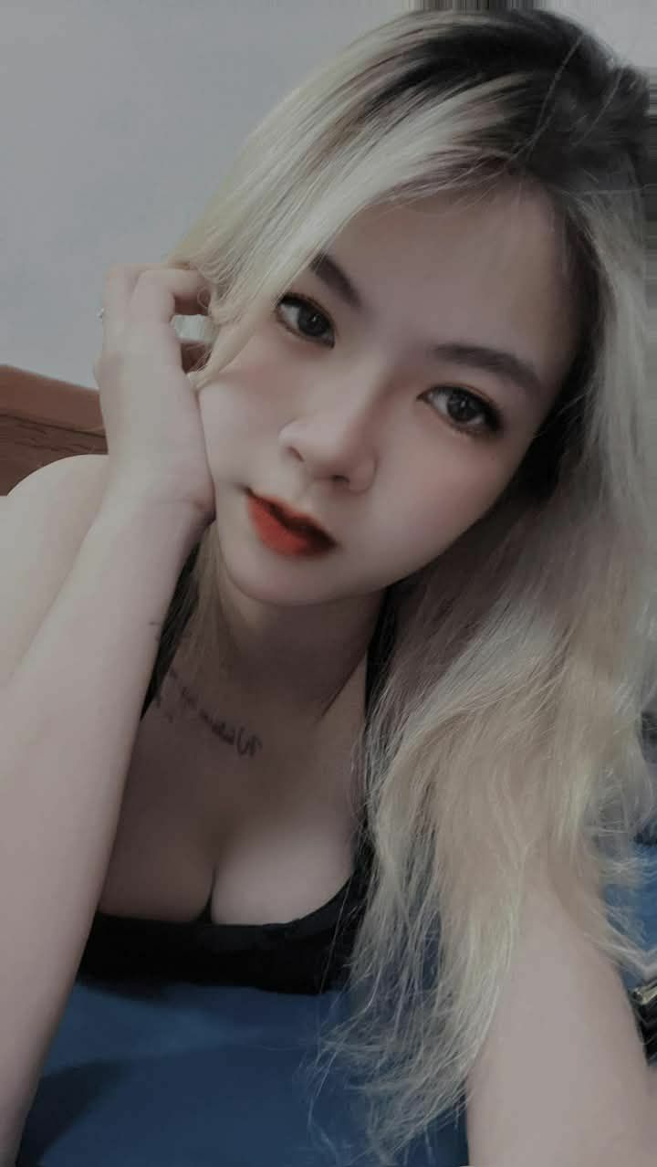 Chị gần nhà căn hộ đối diện mĩm cười khi thấy tôi trộm nhìn cô ấy